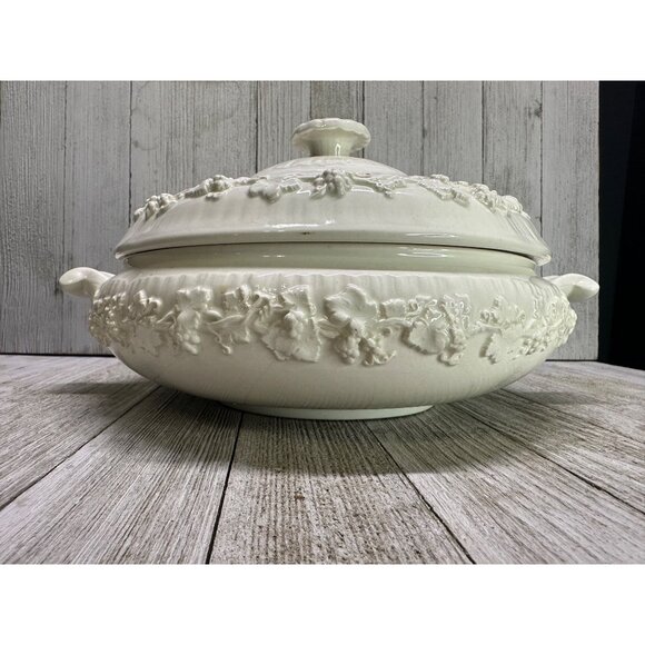 Vtg Wedgwood Embossed Queensware Cream Covered Serving Bowl Grape Design - Picture 1 of 13